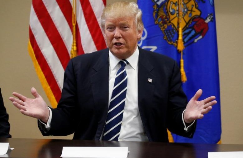 Republican presidential nominee Donald Trump attends a campaign roundtable with small business leaders in Altoona, Wisconsin, U.S. November 1, 2016.   REUTERS/Carlo Allegri