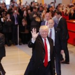 U.S. President elect Donald Trump reacts to a crowd gathered in the lobby of the New York Times building after a meeting in New York, U.S., November 22, 2016.  REUTERS/Lucas Jackson