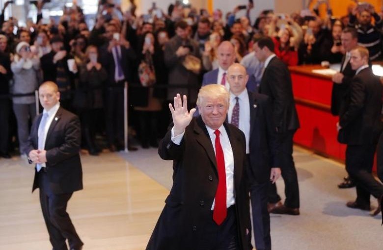 U.S. President elect Donald Trump reacts to a crowd gathered in the lobby of the New York Times building after a meeting in New York, U.S., November 22, 2016.  REUTERS/Lucas Jackson