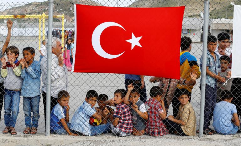 Refugees wait for the arrival of officials at Nizip refugee camp near Gaziantep, Turkey, April 23, 2016. REUTERS/Umit Bektas/File Photo