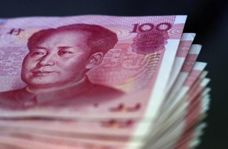 Chinese yuan notes are counted inside a bank in Taipei April 23, 2010.      REUTERS/Nicky Loh