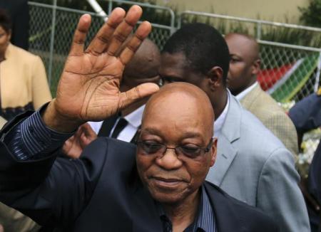 South Africa's President Jacob Zuma waves after addressing mourners outside the residence of former South African President Nelson Mandela in Johannesburg December 6, 2013.   REUTERS/Siphiwe Sibeko