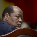 O antigo presidente da Frente de Libertação de Moçambique (FRELIMO), Joaquim Chissano, reage durante a reunião do Comité Central do partido em Matola, Moçambique, 13 de abril de 2016. ANTÓNIO SILVA/LUSA