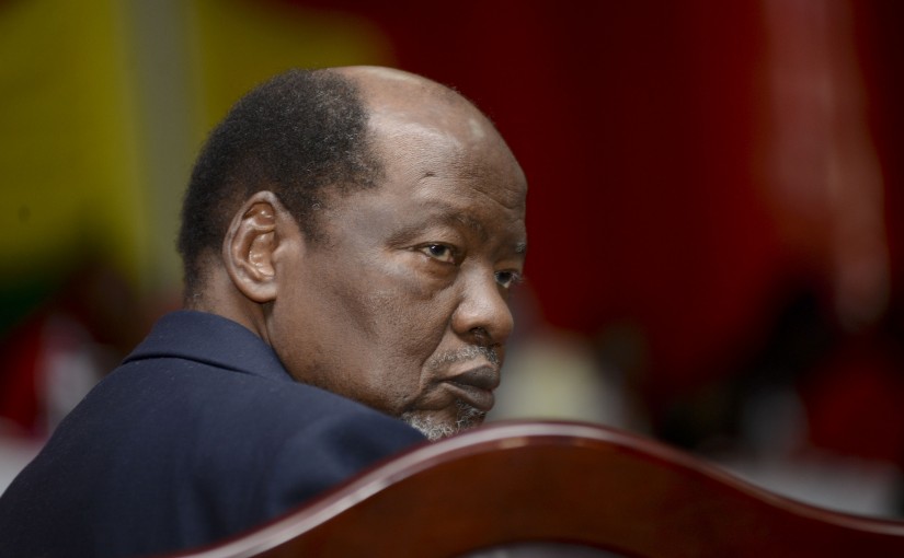 O antigo presidente da Frente de Libertação de Moçambique (FRELIMO), Joaquim Chissano, reage durante a reunião do Comité Central do partido em Matola, Moçambique, 13 de abril de 2016. ANTÓNIO SILVA/LUSA