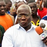 O líder da Renamo, Afonso Dlhakama (C), fala aos jornalistas antes do início da sua viagem a Maputo para assinar com o Presidente da República, Armando Guebuza, o fim da violência militar que assolou o país nos últimos meses, na serra da Gorongosa, Sofala, centro de Moçambique, 04 de setembro de 2014. Dhlakama deixou a capital moçambicana no contexto da crise política que se seguiu à derrota da Renamo nas eleições gerais de 2009, instalando-se, primeiro, na cidade de Nampula, norte do país, e depois em Satungira, centro, de onde foi obrigado retirar-se, refugiando-se algures na Serra da Gorongosa, na região, na sequência da tomada do seu acampamento pelo exército. ANDRÉ CATUEIRA/LUSA