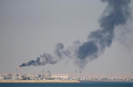 Black smoke rises from a petroleum and gas company near the Gulf of Suez north of Cairo, Egypt August 17, 2016. Picture taken August 17, 2016. REUTERS/Amr Abdallah Dalsh