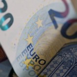 20 Euro banknotes are seen in a picture illustration, August 1, 2016. REUTERS/Regis Duvignau/Illustration/File Photo