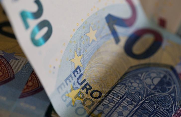 20 Euro banknotes are seen in a picture illustration, August 1, 2016. REUTERS/Regis Duvignau/Illustration/File Photo