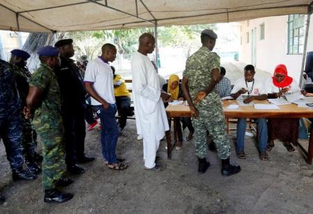 Police and military personnel queue to vote during the presidential election in Banjul, Gambia, December 1, 2016.   REUTERS/Thierry Gouegnon