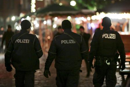 German police officers guard a Christmas market in the Prenzlauer Berg district in eastern Berlin, Germany, December 20, 2016, following a truck that ploughed into a crowded Christmas market killed 12 people at Breitscheidplatz in western Berlin.       REUTERS/Christian Mang