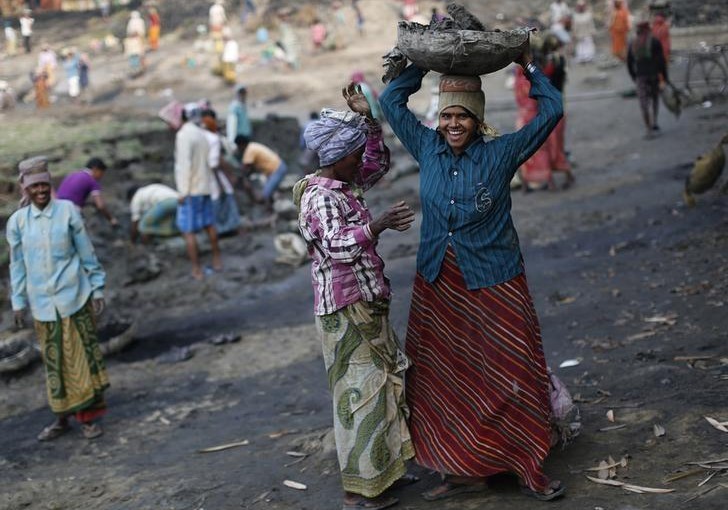 Village women work at a dry pond in Vastara village on the outskirts of Kolkata February 11, 2014. REUTERS/Ahmad Masood/Files