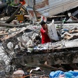A man retrieves goods from a collapsed shop following a strong earthquake in Meureudu, Pidie Jaya, Aceh province, Indonesia December 8, 2016. REUTERS/Darren Whiteside