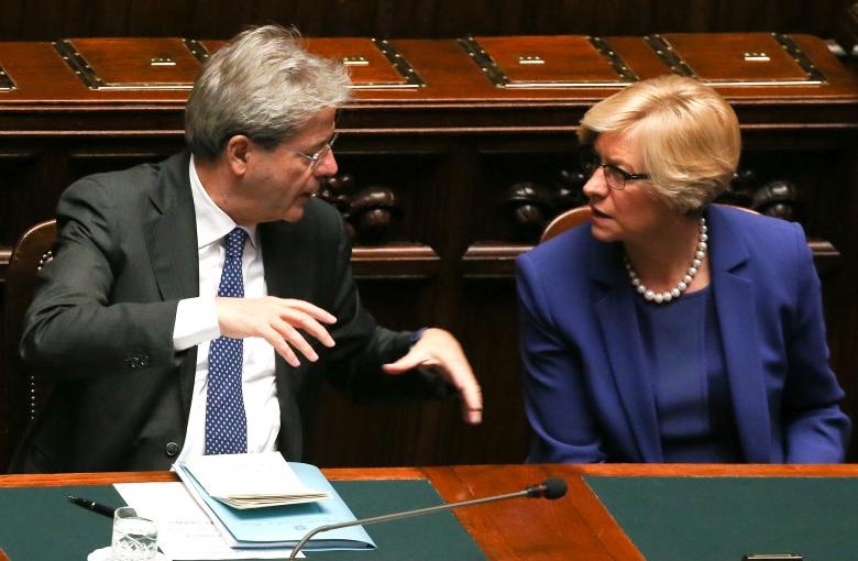 Newly appointed Italian Prime Minister Paolo Gentiloni (L) talks with Defence Minister Roberta Pinotti before a confidence vote at the parliament in Rome, Italy, December 13, 2016. REUTERS/Alessandro Bianchi