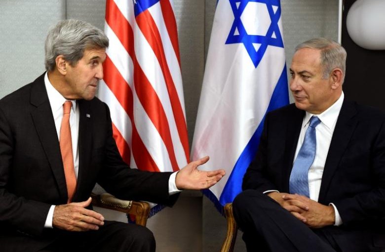 FILE PHOTO: U.S. Secretary of State John Kerry (L) meets with Israeli Prime Minister Benjamin Netanyahu in Manhattan, New York, U.S., September 23, 2016.  REUTERS/Darren Ornitz/File Picture