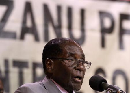 Zimbabwe's President Robert Mugabe addresses the decision making body of his ruling ZANU PF party in Harare, Zimbabwe, September 9, 2016. REUTERS/Philimon Bulawayo