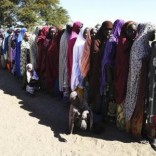 Women who have fled violence in Nigeria queue for food at a refugee welcoming center in Ngouboua, Chad, January 19, 2015.     REUTERS/Emmanuel Braun