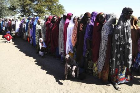 Women who have fled violence in Nigeria queue for food at a refugee welcoming center in Ngouboua, Chad, January 19, 2015.     REUTERS/Emmanuel Braun