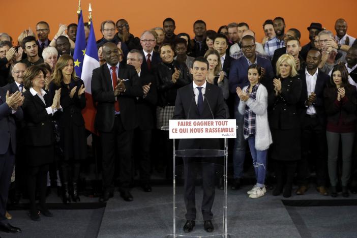 French Prime Minister Manuel Valls attends a news conference to announce that he is a candidate for January's Socialist presidential primary, as his wife Anne Gravoin (3rdL) looks on at the town hall in Evry, near Paris, France, December 5, 2016.  REUTERS/Christian Hartmann