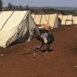 Cerca de seis mil pessoas estão alojadas em centenas de tendas distribuídas pelo Instituto Nacional de Gestão de Calamidades (INCG) em quatro centros de acomodação nos distritos de Gondola, Vanduzi, Mossurize e Báruè, em Moçambique, 20 outubro 2016. O número de deslocados, que fogem do conflito político-militar em Manica, centro de Moçambique, em busca de abrigos seguros, aumentou largamente. (ACOMPANHA TEXTO 23 OUTUBRO 2016). ANDRÉ CATUEIRA / LUSA