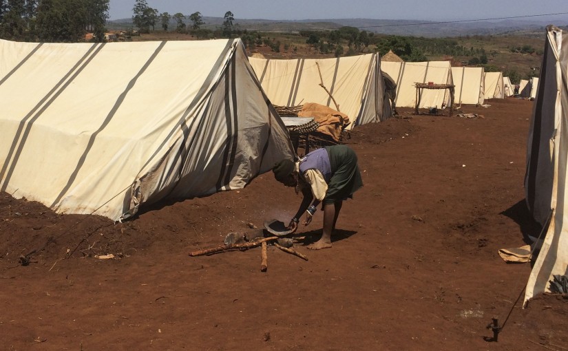 Cerca de seis mil pessoas estão alojadas em centenas de tendas distribuídas pelo Instituto Nacional de Gestão de Calamidades (INCG) em quatro centros de acomodação nos distritos de Gondola, Vanduzi, Mossurize e Báruè, em Moçambique, 20 outubro 2016. O número de deslocados, que fogem do conflito político-militar em Manica, centro de Moçambique, em busca de abrigos seguros, aumentou largamente. (ACOMPANHA TEXTO 23 OUTUBRO 2016). ANDRÉ CATUEIRA / LUSA