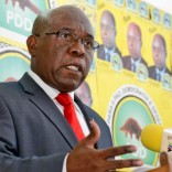 Raul Domingos, presidente do Partido para Paz, Democracia e Desenvolvimento (PDD) e signatário dos acordos de paz entre Frelimo e Renamo, fala aos jornalistas durante uma conferência de imprensa, em Maputo, Moçambique, 06 de fevereiro de 2014. ANTÓNIO SILVA / LUSA