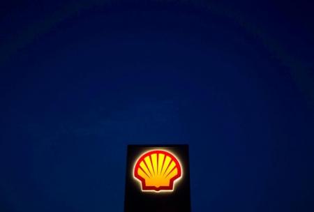 A Shell sign is pictured near Nowshera in Khyber-Pakhtunkhwa Province, Pakistan, September 8, 2010.     REUTERS/Morteza Nikoubazl/File Photo