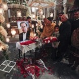 Pakistani Christians place flowers at a portrait of the assassinated Governor of Punjab Salman Taseer after a Sunday service at the Cathedral Church of the Resurrection in Lahore January 9, 2011. REUTERS/Mohsin Raza/File Photo