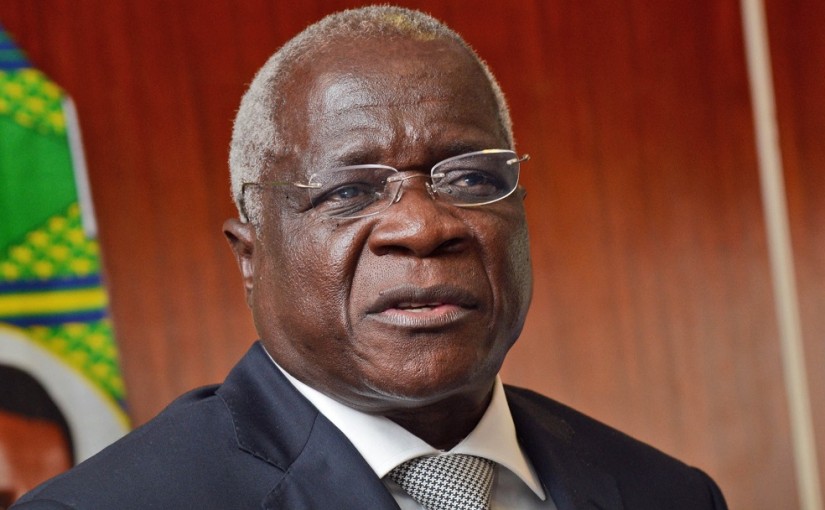 Afonso Dhlakama falando aos jornalista