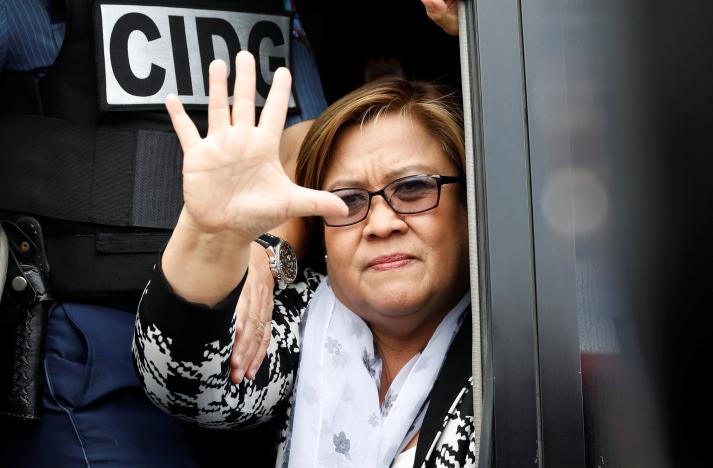 Philippine Senator Leila De Lima waves from a police van after appearing at a Muntinlupa court on drug charges in Muntinlupa, Metro Manila, Philippines February 24, 2017.    REUTERS/Erik De Castro