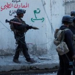 Iraqi Special Forces soldiers walk on a street before they search a house for Islamic State fighters in Mosul, Iraq February 27, 2017. REUTERS/Goran Tomasevic