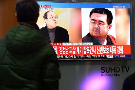 People watch a TV screen broadcasting a news report on the assassination of Kim Jong Nam, the older half brother of the North Korean leader Kim Jong Un, at a railway station in Seoul, South Korea, February 14, 2017.  Lim Se-young/News1 via REUTERS