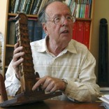 Historian and campaigner Richard Pankhurst points at a model of the Axum obelisk in his study in Addis Ababa, Ethiopia, April 5, 2005. Photograph taken April 5, 2005. REUTERS/Andrew Heavens