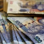 South African bank notes featuring an image of former South African President Nelson Mandela are displayed at an office in Johannesburg January 17, 2013. .   REUTERS/Siphiwe Sibeko