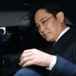 Samsung Group chief, Jay Y. Lee, leaves for the Seoul Central District Court at the office of the independent counsel in Seoul, South Korea, February 16, 2017. Koo Yoon-sung/News1 via REUTERS