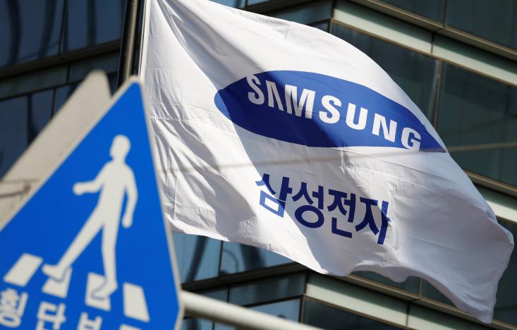 A flag bearing the logo of Samsung Electronics is seen at its office in Seoul, South Korea February 28, 2017. REUTERS/Kim Hong-Ji