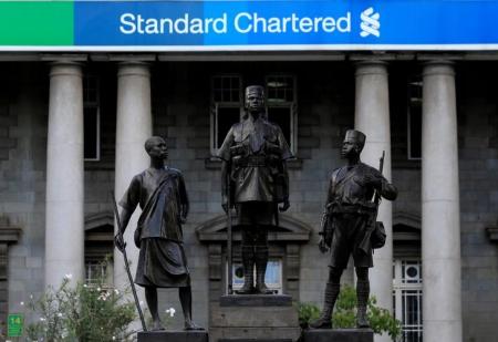 A monument stands along Kenyatta Avenue in front a branch of Standard Chartered Bank in Nairobi, Kenya, March 3, 2016. REUTERS/Noor Khamis/File Photo