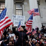 Demonstrators participate in a protest by the Yemeni community against U.S. President Donald Trump's travel ban in the Brooklyn borough of New York, U.S., February 2, 2017.  REUTERS/Lucas Jackson - RTX2ZFBF