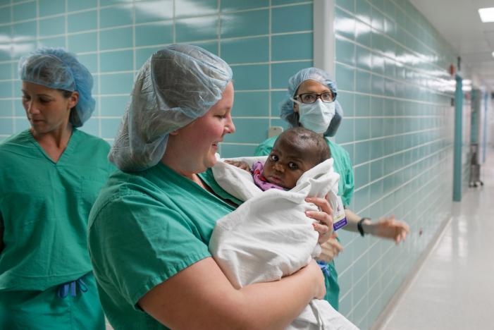 Hospital staff carry 10-month old "Baby Dominique" into surgery to treat the infant born with four legs and two spines at Advocate Children's Hospital in Park Ridge, Illinois, U.S., March 8, 2017.  Photo taken March 8, 2017.   Courtesy Advocate Chidren's Hospital/Handout via REUTERS