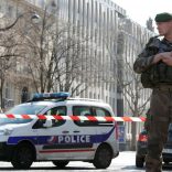 Police and a soldier block the access to the International Monetary Fund (IMF) offices where an envelope exploded in Paris, France, March 16, 2017.  REUTERS/Christian Hartmann
