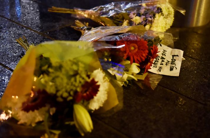 Flowers are laid at the scene after an attack on Westminster Bridge in London, Britain, March 22, 2017. REUTERS/Hannah McKay