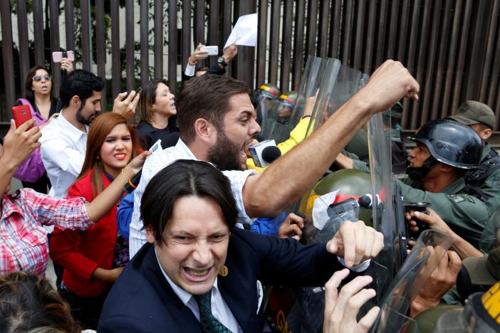 Deputies of the Venezuelan coalition of opposition parties (MUD), clash with Venezuela's National Guards during a protest outside the Supreme Court of Justice (TSJ) in Caracas, Venezuela March 30, 2017. REUTERS/Carlos Garcia Rawlins