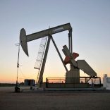 FILE PHOTO - A pump jack operates at a well site leased by Devon Energy Production Company near Guthrie, Oklahoma September 15, 2015.  REUTERS/Nick Oxford/File Photo
