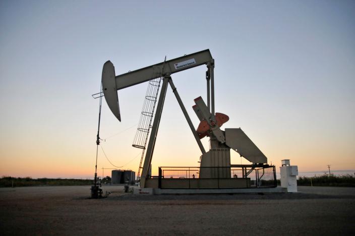 FILE PHOTO - A pump jack operates at a well site leased by Devon Energy Production Company near Guthrie, Oklahoma September 15, 2015.  REUTERS/Nick Oxford/File Photo