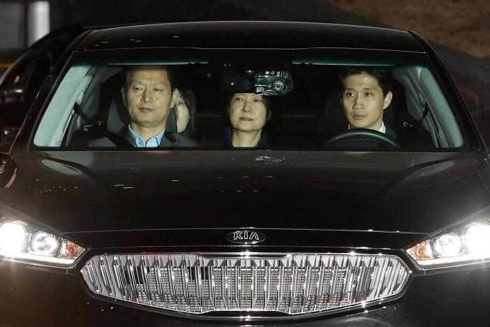 Ousted South Korean President Park Geun-hye (C) leaves the prosecutors' office as she is transferred to a detention house in Seoul, South Korea March 31, 2017.    REUTERS/Chung Sung-Jun