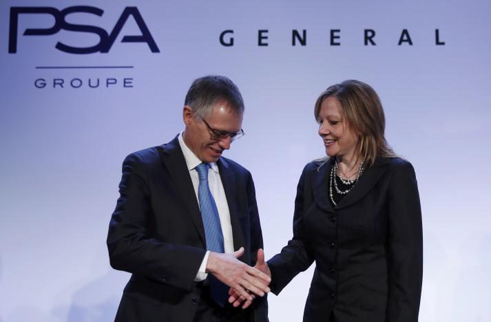 Carlos Tavares (L), Chairman of the Managing Board of French carmaker PSA Peugeot Citroen, shakes hands with Mary Barra, chairwoman and CEO of General Motors, before a news conference in Paris, France, March 6, 2017. REUTERS REUTERS/Christian Hartmann