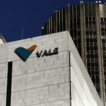 A view shows the company logo of Brazilian mining company Vale SA at its headquarters in downtown Rio de Janeiro August 20, 2014. REUTERS/Pilar Olivares (REUTERS - Tags: BUSINESS COMMODITIES LOGO) - RTR435SQ