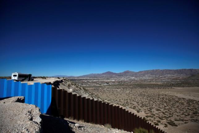 A general view shows a newly built section of the U.S.-Mexico border fence at Sunland Park, U.S. opposite the Mexican border city of Ciudad Juarez, Mexico January 26, 2017. REUTERS/Jose Luis Gonzalez