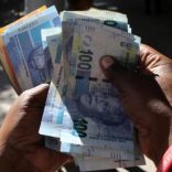 A street money changer counts South African Rands in Harare, Zimbabwe, May 5, 2016.  REUTERS/Philimon Bulawayo/File Photo