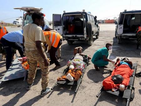 Victims of a suicide attack in Baidoa wait to be evacuated after being flown into the Somali capital Mogadishu February 29, 2016.   REUTERS/Feisal Omar
