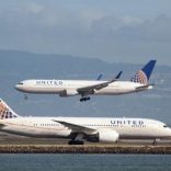 FILE PHOTO - A United Airlines Boeing 787 taxis as a United Airlines Boeing 767 lands at San Francisco International Airport, San Francisco, California, U.S. on February 7, 2015.   REUTERS/Louis Nastro/File Photo